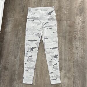 NWOT Mono b ladies White/Gray Camouflage Leggings S